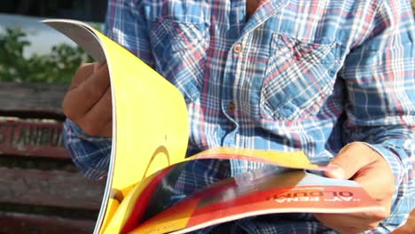 jóvenes leyendo revistas en el parque