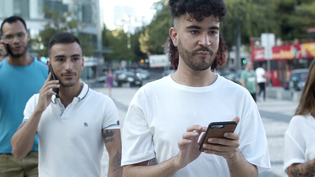 joven sonriente enviando mensajes de texto en su teléfono inteligente