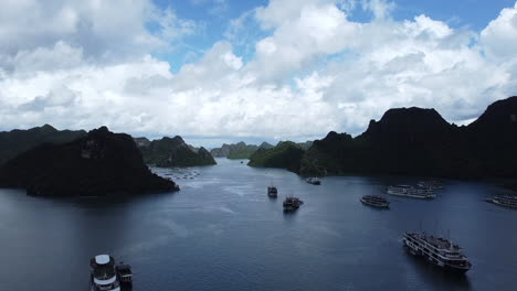 experimente la belleza natural de la bahía de halong a través de nuestras imágenes de drones de alta calidad