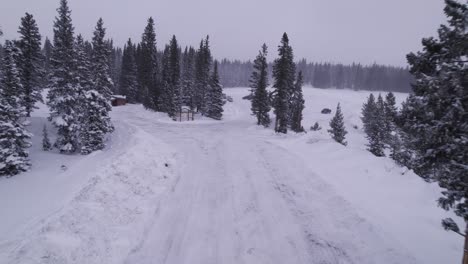 Drohnenaufnahme-Des-Parkplatzes-In-Rabbit-Ears-Pass-Colorado