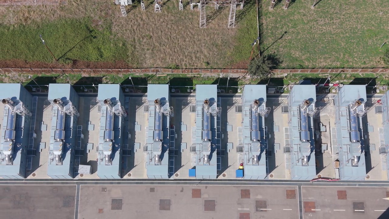 Backup-strømgeneratorer ved datacenter Equinix ML7x Luftfoto