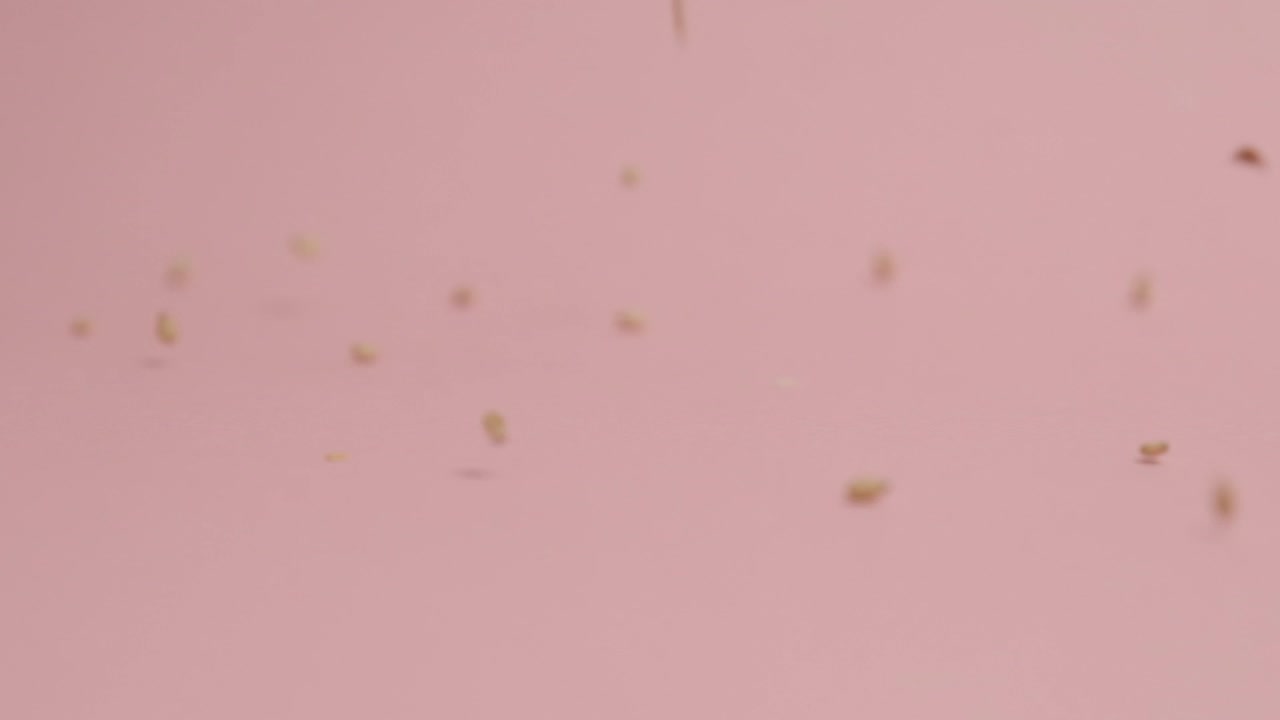 분홍색 배경 에 떨어지는 사탕수수 씨