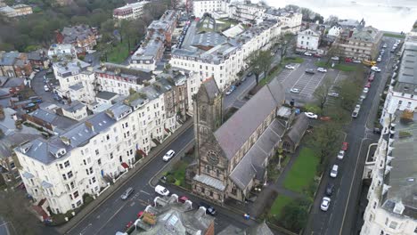 Toma-Aérea-De-Paralaje-De-La-Iglesia-De-San-Martín-Rodeada-De-Altos-Edificios-Antiguos-Blancos-Durante-El-Día-En-Scarborough