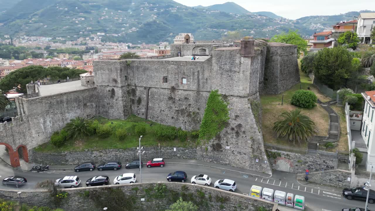 드론이 왼쪽에서 오른쪽으로 움직입니다.