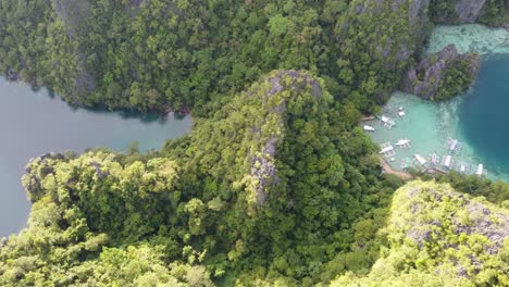 Exuberante-Paisaje-Kárstico-Y-Barcos-Turísticos-En-El-Lago-Kayangan-En-Coron,-Aéreo