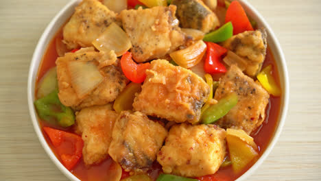 estofado de pescado con tomate y pimiento en placa