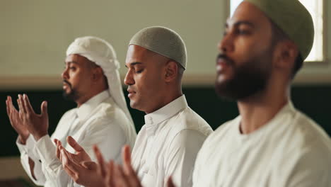 muslim men praying
