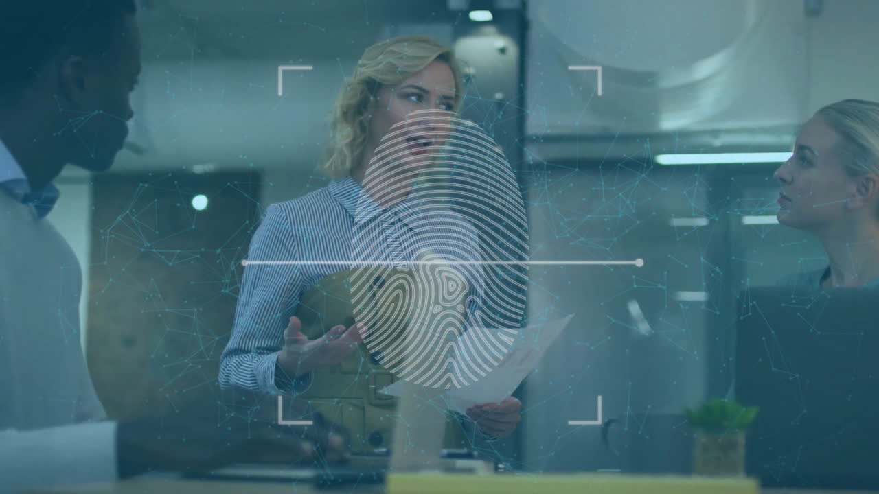 animación de huellas dactilares y procesamiento de datos sobre diversas personas de negocios en la oficina