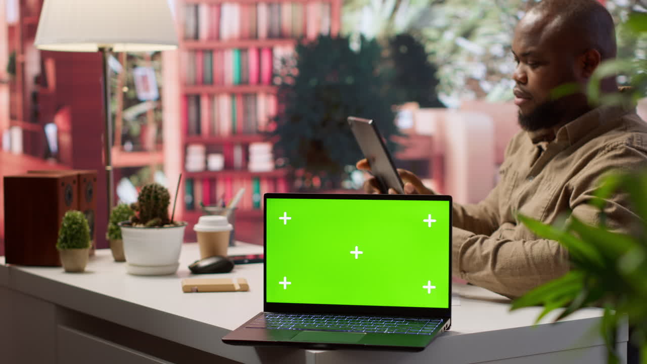 el propietario de una pequeña empresa trabaja en planes financieros junto a una pantalla verde