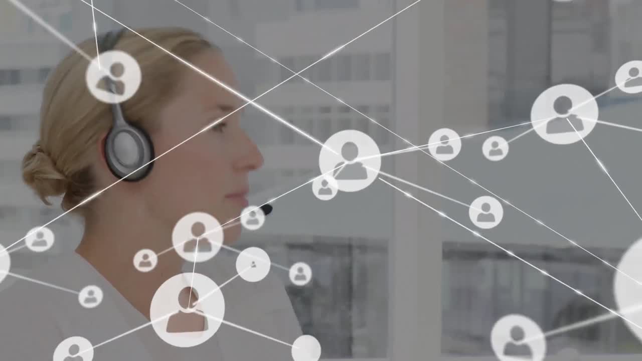 헤드 ⁇ 을 착용한 사업가 여성에 대한 연결 네트워크와 아이콘의 애니메이션