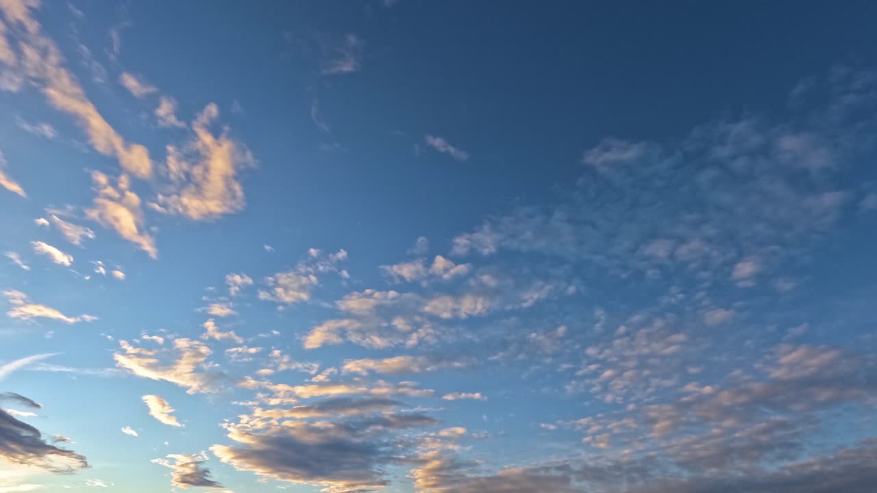 Sunrise timelapse cloudy sky with clouds moving fluidly