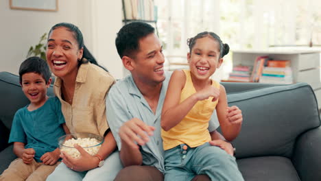 Felicidad,-Padres-E-Hijos-Viendo-Televisión.