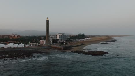 faro en la costa de gran canaria desde el aire