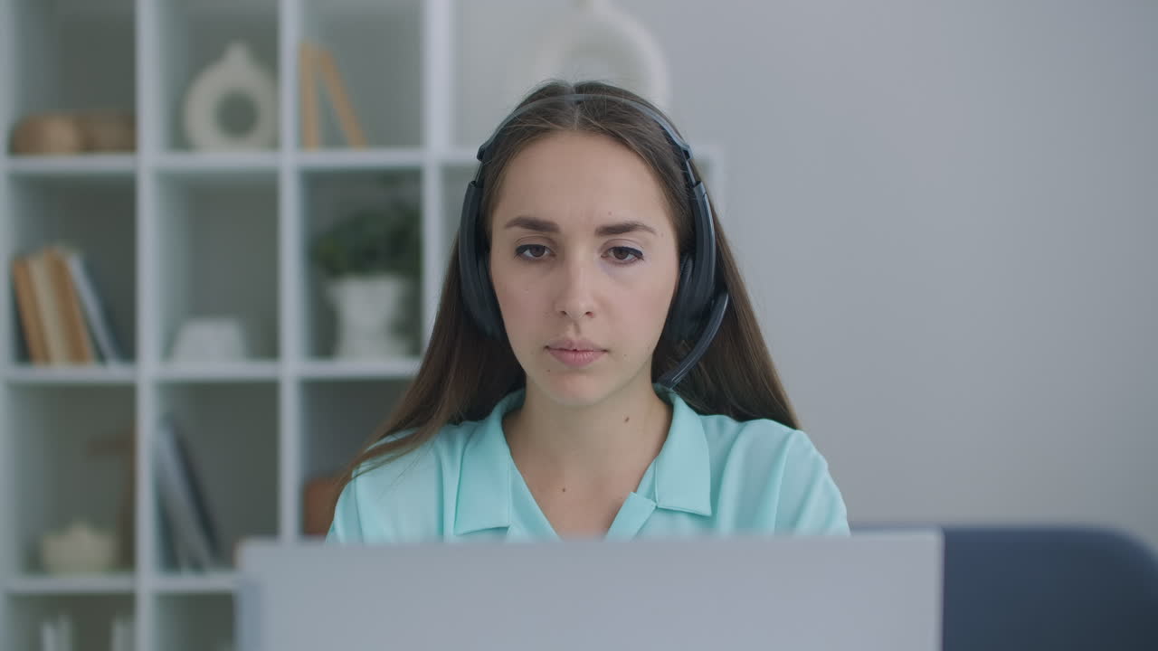 mujer trabaja desde casa en el departamento de ventas telefónicas y soporte técnico del centro de llamadas trabajo remoto trabajo a distancia para personas