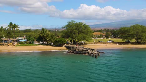 Volando-Bajo-A-Lo-Largo-De-La-Costa-De-Kihei,-Hawaii-En-Un-Día-Soleado,-Girando-Hacia-La-Izquierda.