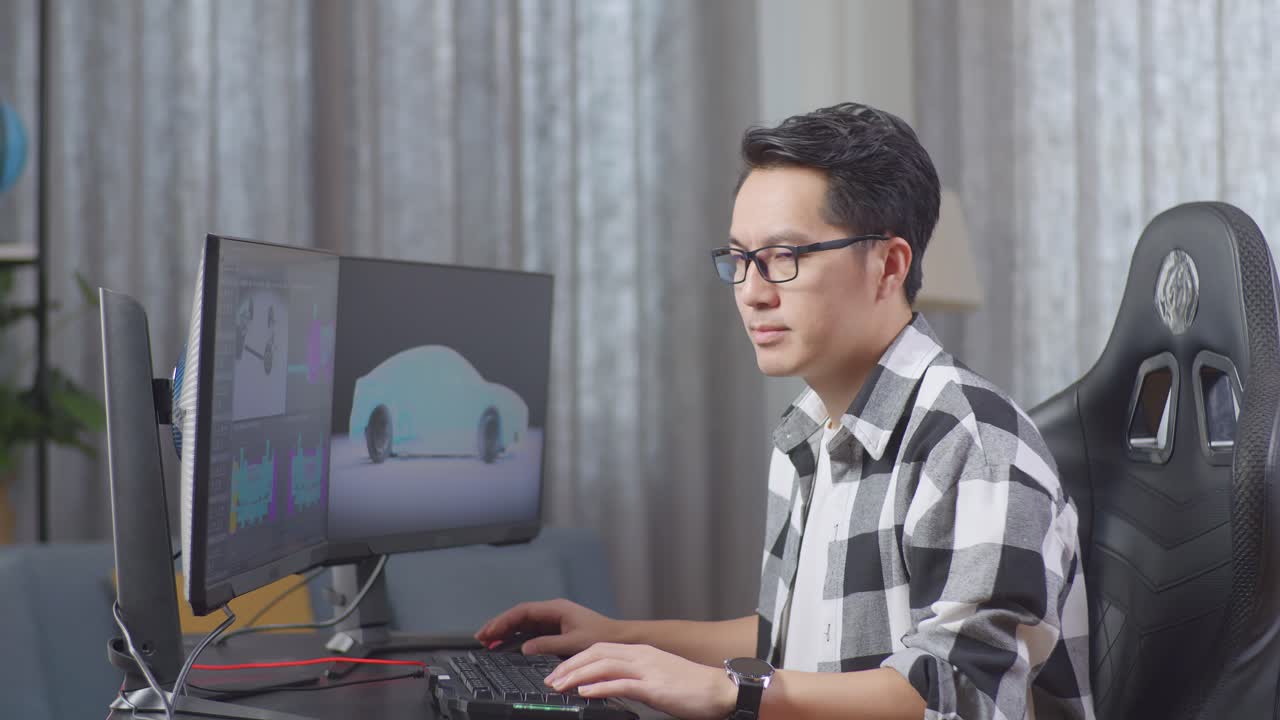 hombre trabajando en software de diseño de automóviles