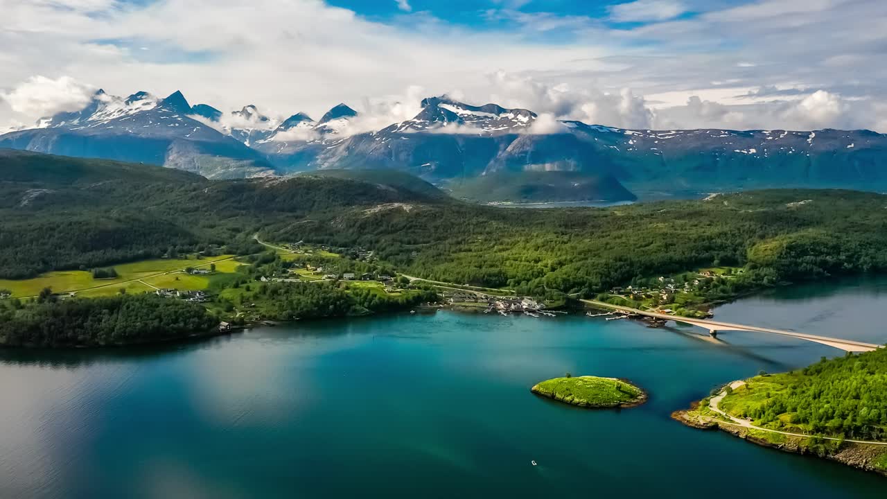 Bela paisagem natural da Noruega. Redemoinhos do maelstrom de Saltstraumen, Nordland, Noruega