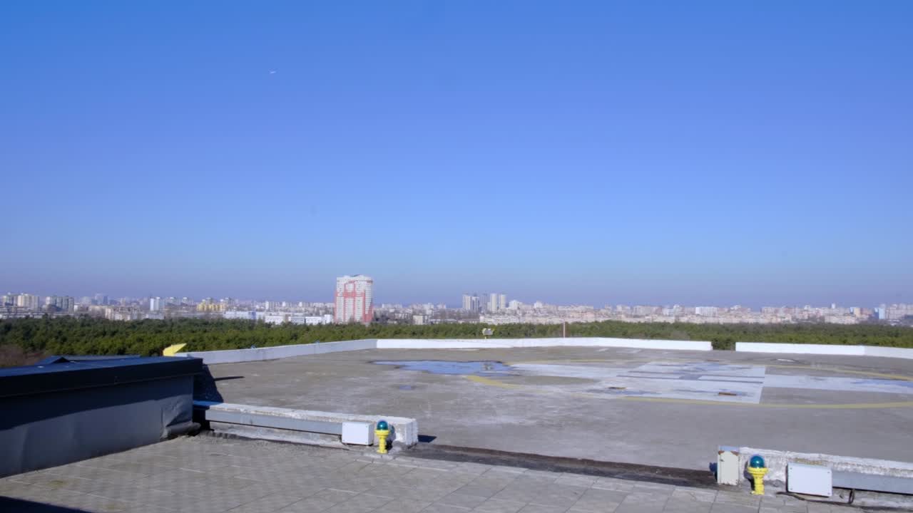 vista del helipuerto en el techo de un edificio en la ciudad.