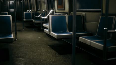 Im-Leeren-Wagen-Der-New-Yorker-U-Bahn