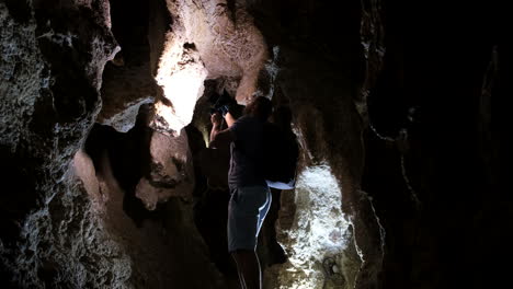 explorando una cueva oscura
