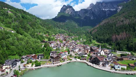 Pueblo-De-Alleghe-Y-Su-Lago,-Monte-Civetta-En-El-Fondo,-Italia