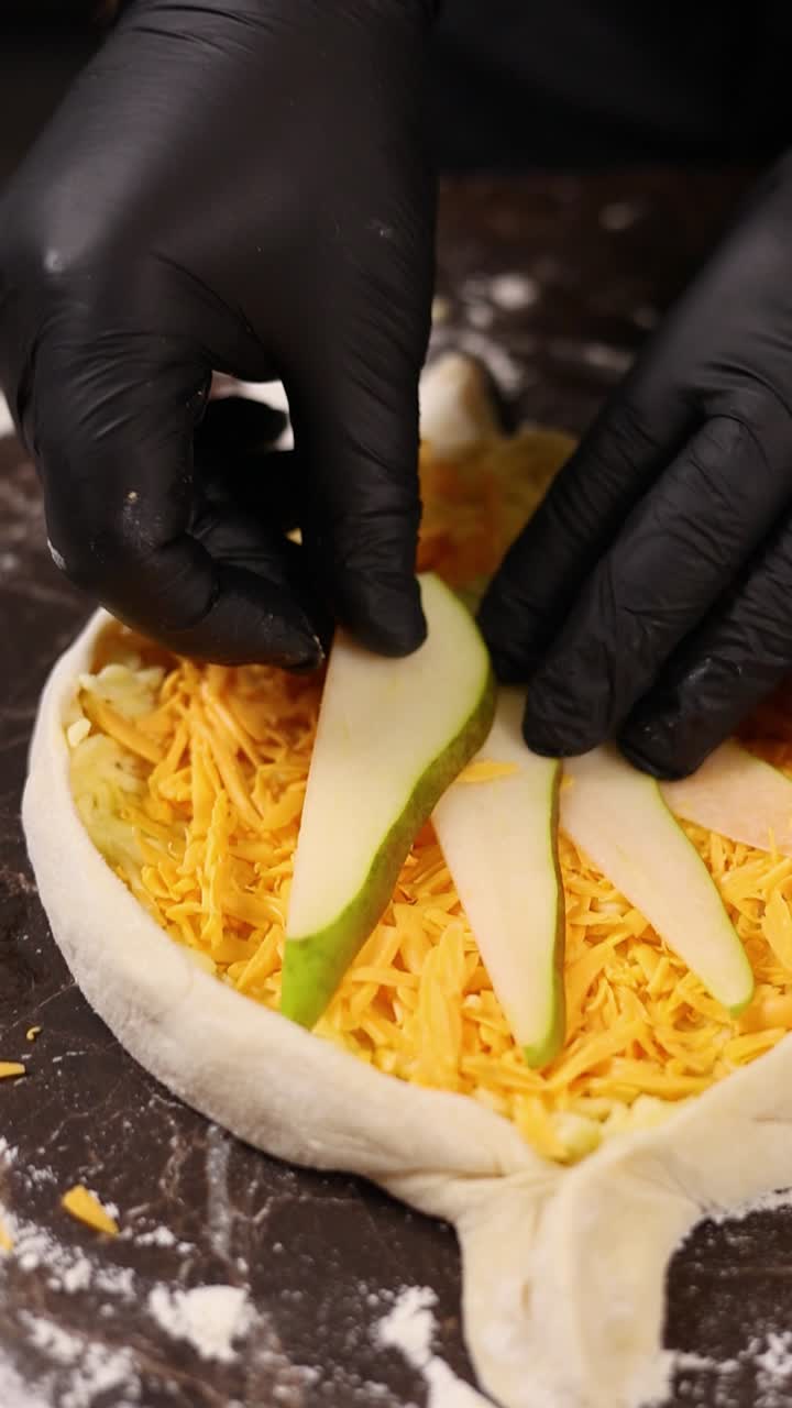 chef preparando un pastel relleno de pera y queso