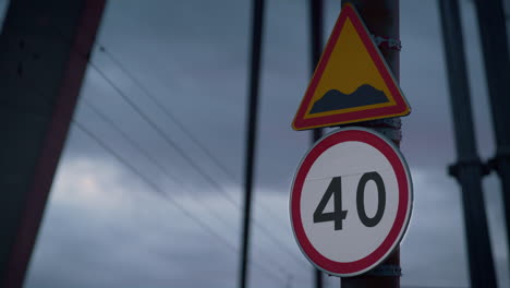 señal de advertencia de límite de velocidad de primer plano en cielo nublado. placas de control de tráfico de la ciudad