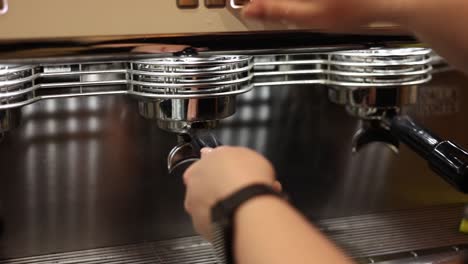 barista haciendo café.