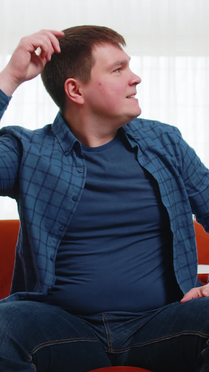 스트레스를 받은 분노한 남자: 실패, 실수, 차트, 그래프를 검토하고 공중에 종이를 던지는 프리랜서