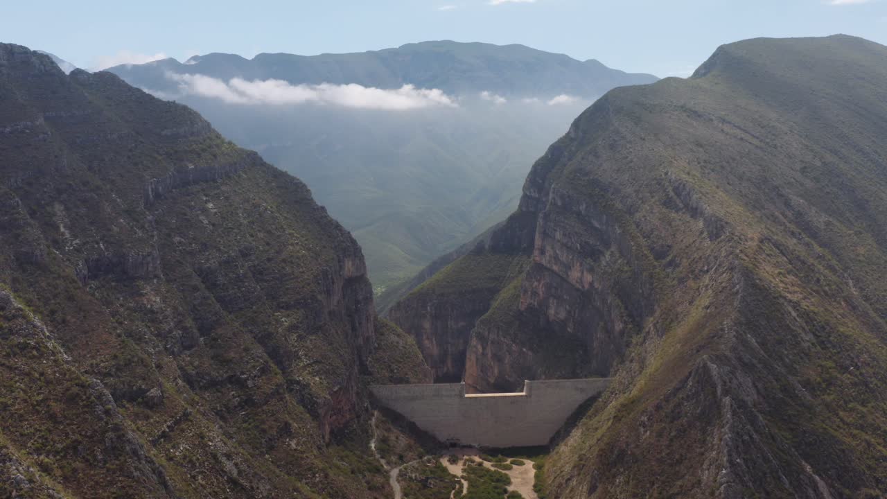 vista aérea de la presa para el control de inundaciones y erosión en las montañas de nuevo león, méxico, cerca de monterrey