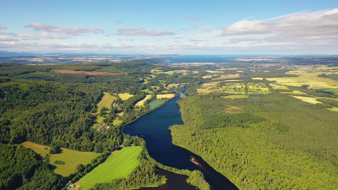 스코틀랜드 하이랜드의 인베레스 (inverness) 를 바라보는 레이크 네스 (loch ness) 의 공중 풍경