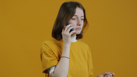 mujer hablando por telefono
