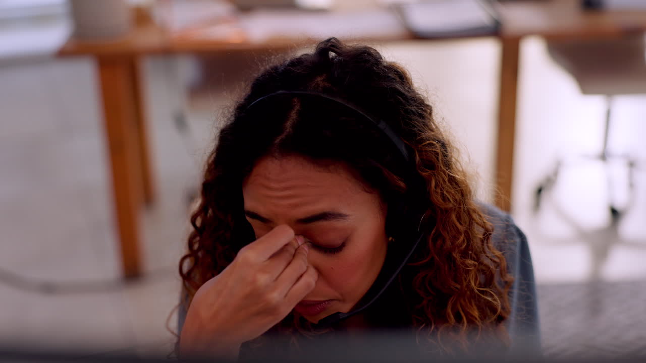 Call center, stress e donna con mal di testa