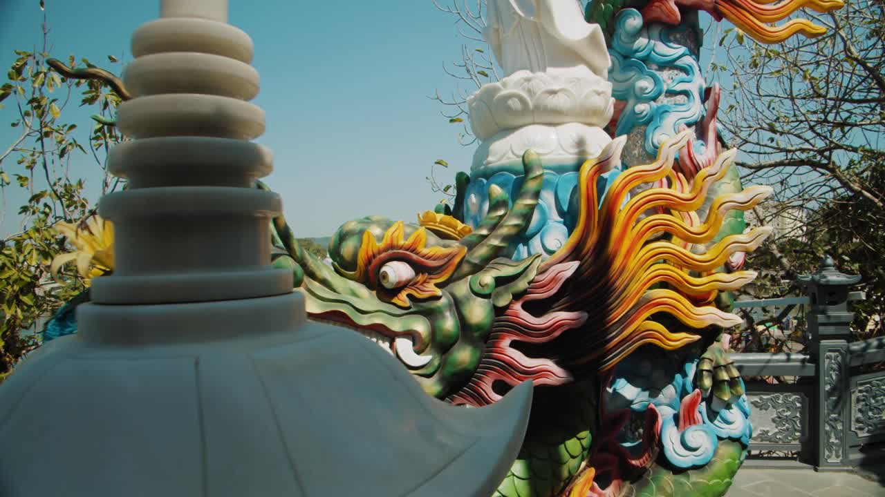 una figura de dragón en un templo vietnamita phuoc vietnam fukok 54 de 55