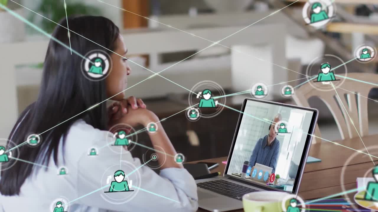 animación de la red de conexiones con iconos sobre empresaria biracial en la oficina