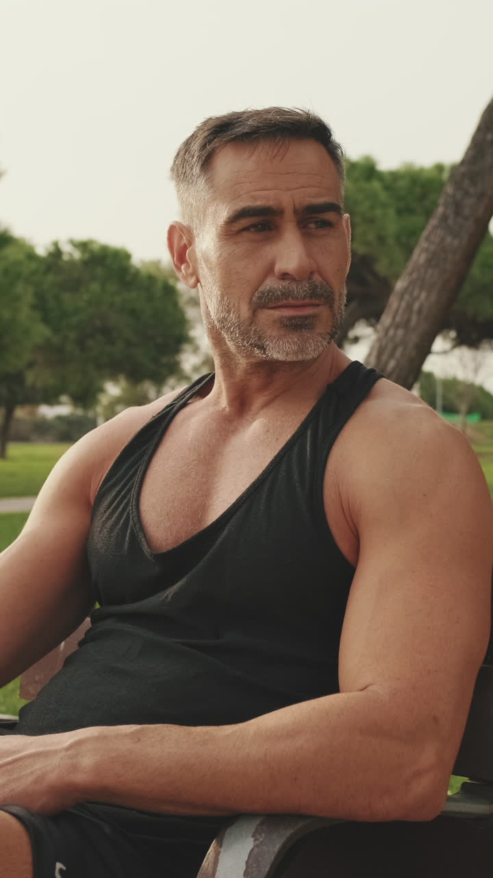 Homem em forma relaxando ao ar livre