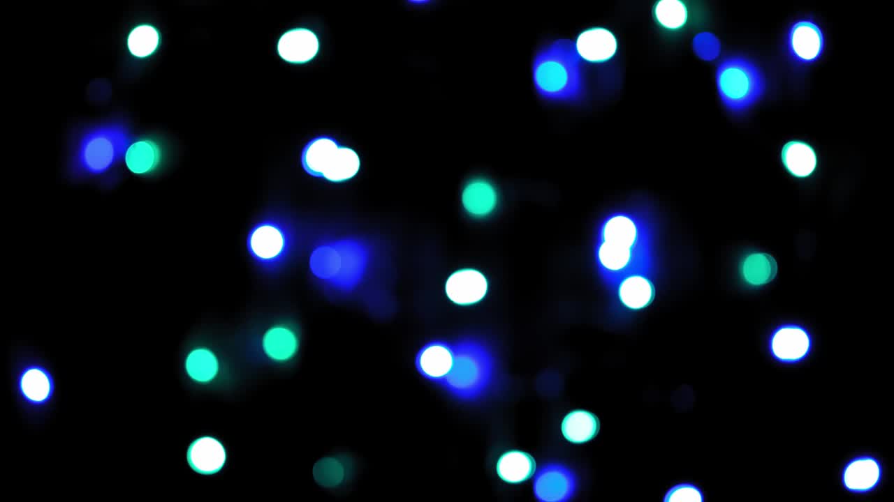 4k. estado de ánimo navideño, luces multicolores redondas y desenfocadas. hermoso salvapantallas de año nuevo. feliz felicitación navideña. fondo abstracto de guirnaldas brillantes por la noche. guirnalda navideña