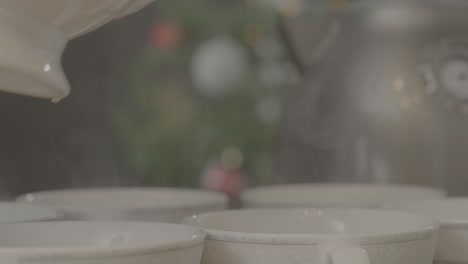 vertiendo té en tazas