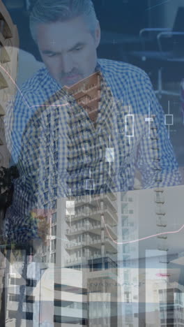 animación del procesamiento de datos financieros sobre diversas personas de negocios que usan computadoras portátiles