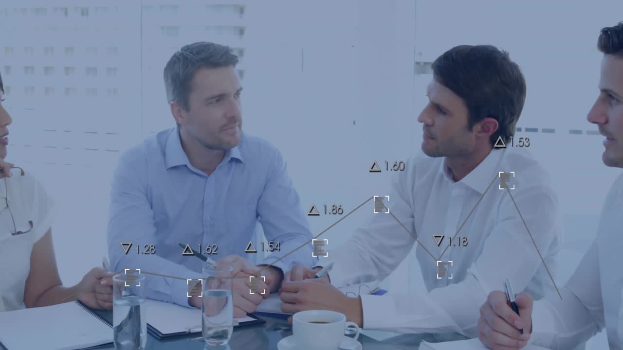 animación de la red de conexiones con procesamiento de datos sobre diversos colegas que discuten el trabajo