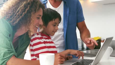 Nette-Familie,-Die-Laptop-In-Der-Küche-Benutzt