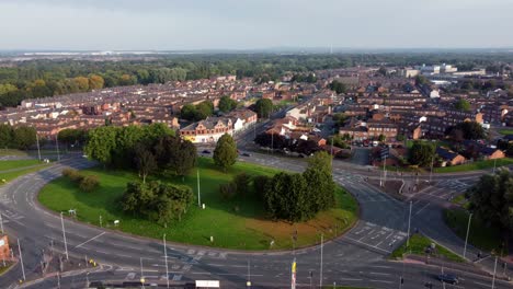 vista aérea de las afueras del centro de la ciudad de warrington sobre la rotonda suburbana industrial y casas skyline pan derecho