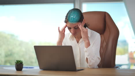 una mujer de negocios bajo estrés en su computadora portátil con un fuerte dolor de cabeza se frota las sienes