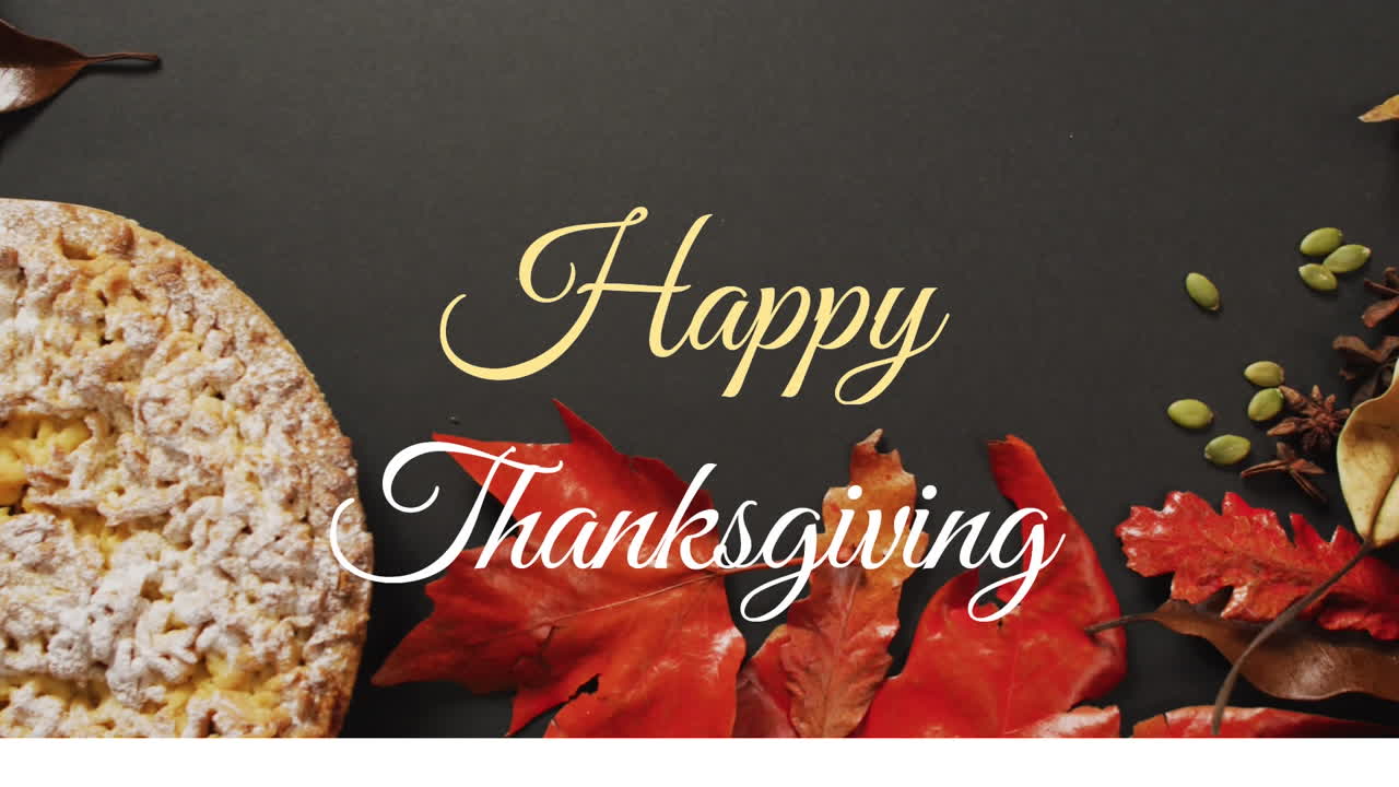Animazione del testo "Happy Thanksgiving" sopra foglie autunnali su sfondo nero.