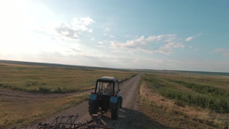 tractor conduciendo a través de un campo rural