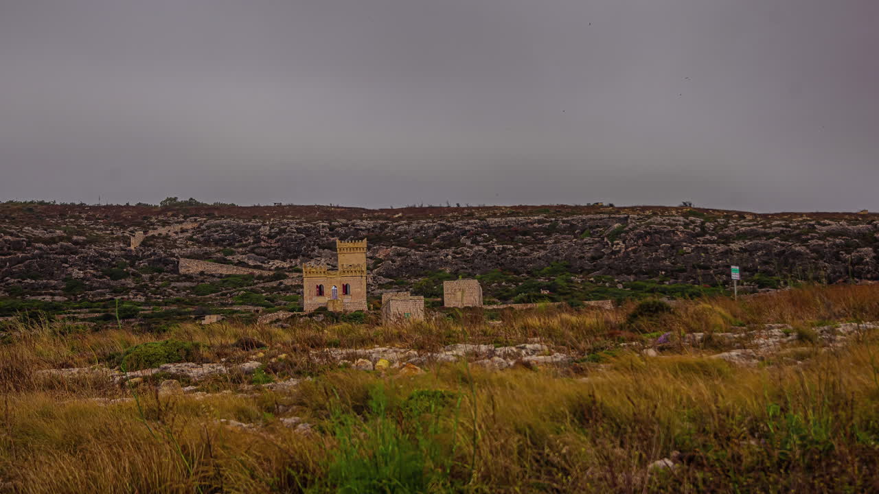타임  ⁇ 스에서 구름이 많은 날 사막 식물로 둘러싸인 오래된 역사적인 건물의 공중 드론  ⁇