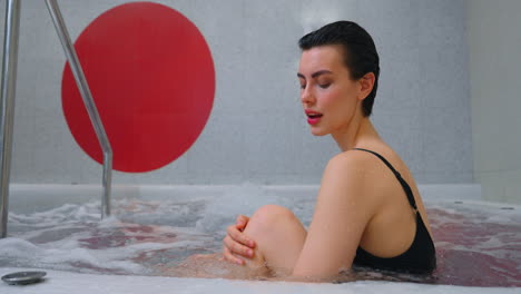 mujer relajándose en una bañera de spa