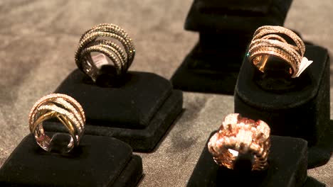 Ringe-Aus-Gold,-Diamanten,-Rubinen-Und-Anderen-Edelsteinen