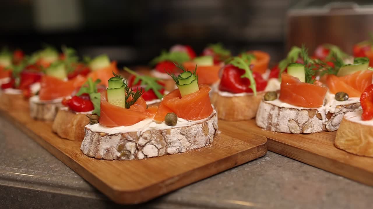 elegantes canapés de salmón ahumado en platos de madera