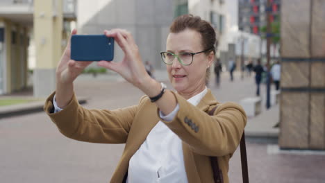 Porträt-Einer-Stilvollen-älteren-Geschäftsfrau,-Die-Mit-Ihrem-Smartphone-Ein-Foto-Macht-Und-Sightseeing-Genießt.-Professionelle-Unternehmerin,-Die-Mit-Einer-Handykamera-In-Der-Stadt-Fotografiert